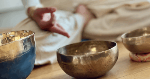 Un soin de sonothérapie reposant sur des traditions ancestrales venant d’Asie, permettant d’atteindre une détente délicieuse et profonde. Un soin accédant à un lâcher-prise en douceur, et permetta Massage sonore aux Bols tibétains