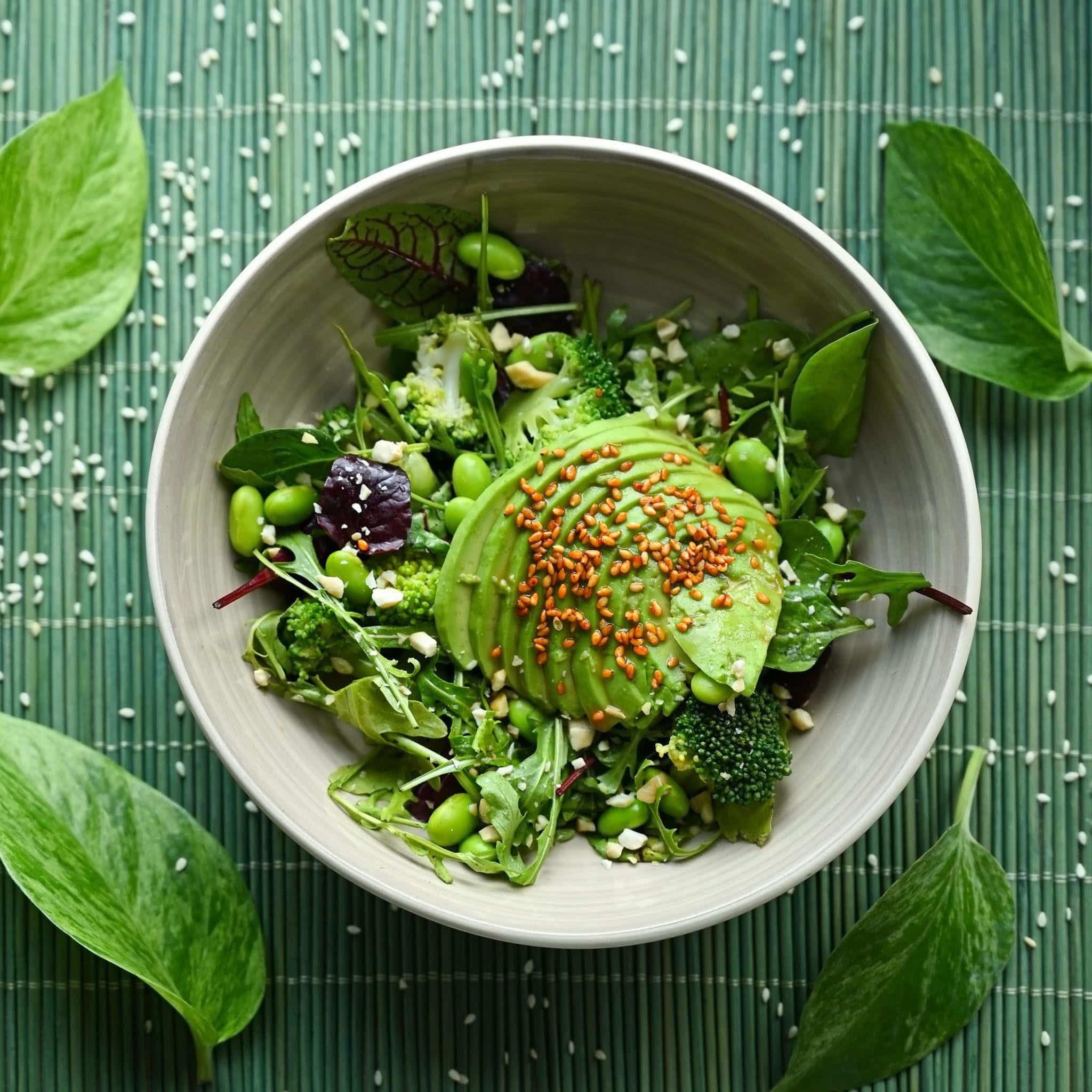 L’assiette végétale pleine de peps : avocat, crudités et légumes juste sautés